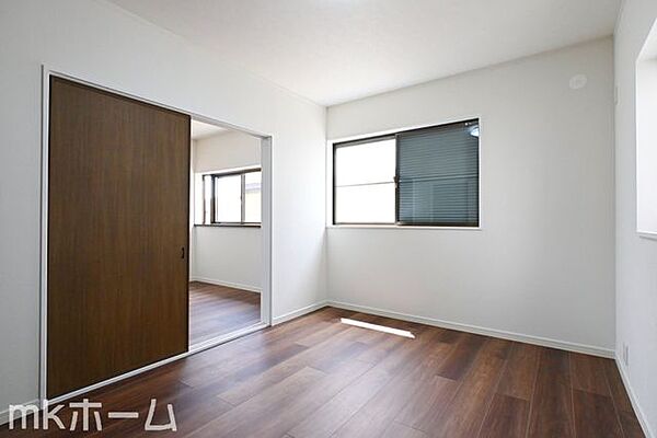 2F洋室は、お子様が小さいときには大きな一部屋！成長とともに間仕切りを設けて2部屋にもできます！