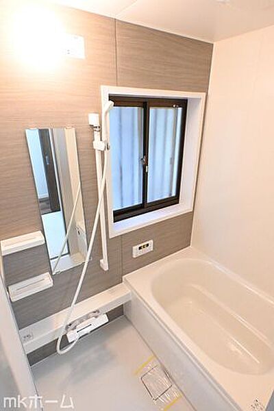 足を延ばし入浴できる大きな浴槽は一日の疲れを癒してくれる空間です！癒しのひと時をお過ごしください！
