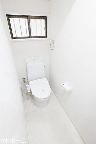 温水洗浄便座付きのトイレです！設備は新品に交換済みですので気持ちよくお住まい頂けます！