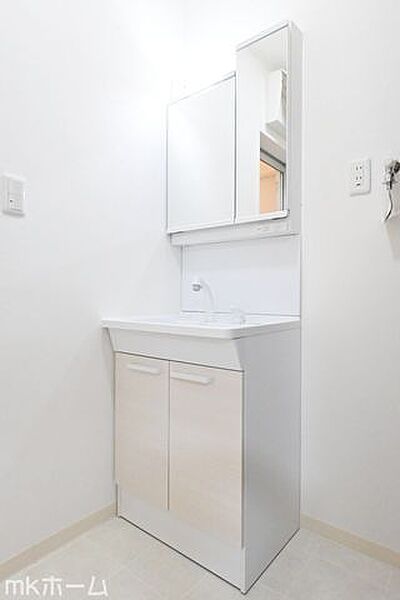 大きな鏡と洗面台が付いた洗面化粧台は収納も豊富！買い置きした日用品などまとめて収納する事が出来ます！