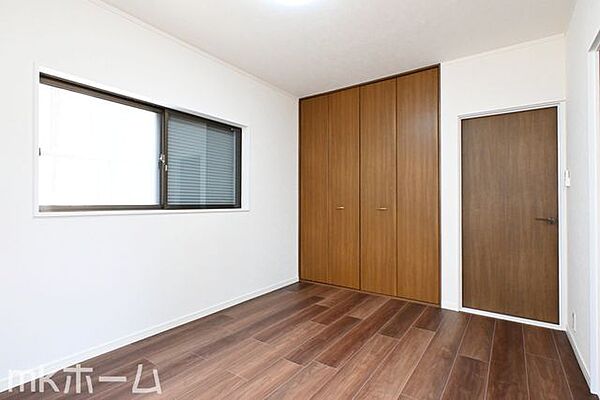 窓からの優しい光がお部屋に差し込みます！収納も豊富に用意されており生活しやすい空間です！