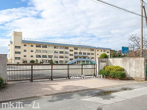 市川市立下貝塚中学校 徒歩11分。 820m