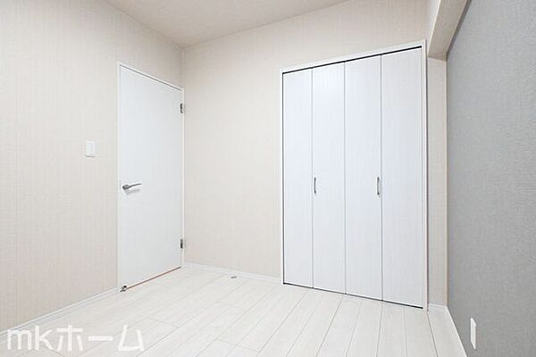 洋室には収納もしっかり完備されており、部屋を広々と利用することが可能です！