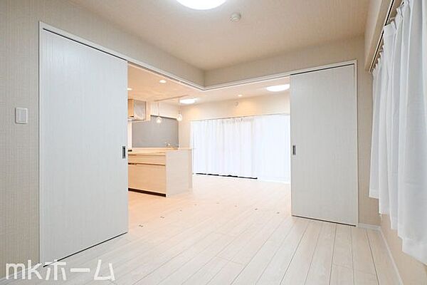 リビング横の洋室はフレキシブル使えます！大きなリビングとして、またプライベート空間としても対応可能！
