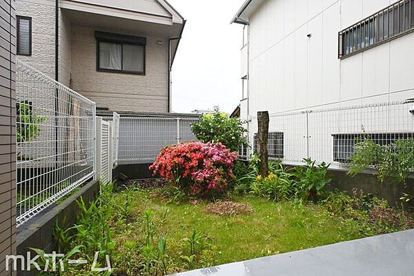 1階住戸ならではの大きな専用庭が魅力！天気が良い日にはバルコニーでティータイムなどもおススメです！