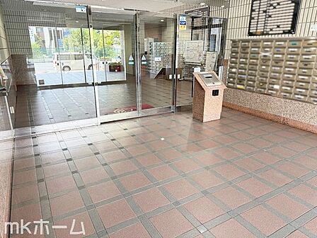 共用部 集合ポストとオートロック、宅配ボックスを備えたエントランスです。