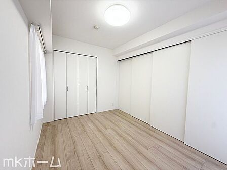 奥行きある折れ戸収納で、荷物が多いご家庭でも安心です。