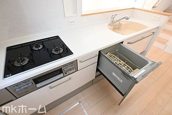 食洗機付きのシステムキッチンは収納も豊富！散らかりがちなキッチンも大容量の収納でスッキリ片付きます！