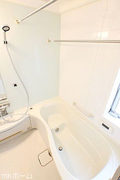 足を延ばし入浴できる大きな浴槽は一日の疲れを癒してくれる空間です！癒しのひと時をお過ごしください！