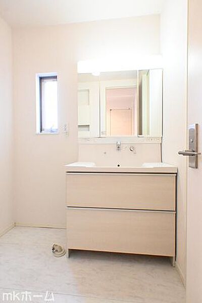 大きな鏡と洗面台が付いた洗面化粧台は収納も豊富！買い置きした日用品などまとめて収納する事が出来ます！