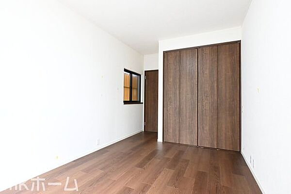 洋室には収納もしっかり完備されており、部屋を広々と利用することが可能です！