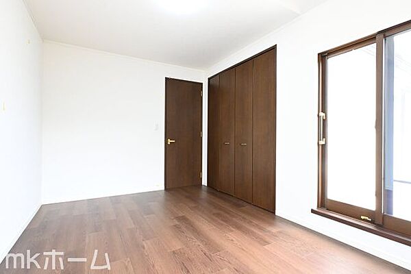 窓からの優しい光がお部屋に差し込みます！収納も豊富に用意されており生活しやすい空間です！