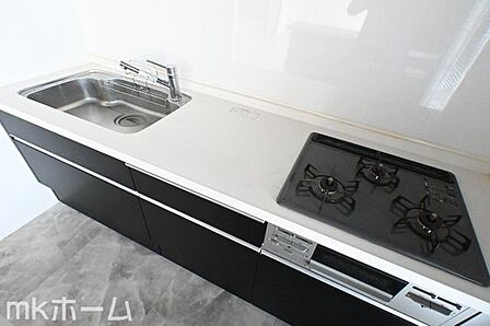 使い勝手の良いシステムキッチンを採用!作業スペースも広めにとられておりご家族でお料理が楽しめます!