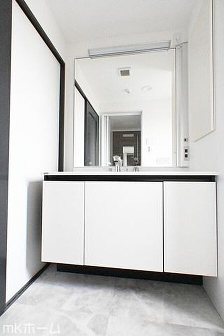 大きな鏡と洗面台が付いた洗面化粧台は収納も豊富!買い置きした日用品などまとめて収納する事が出来ます!