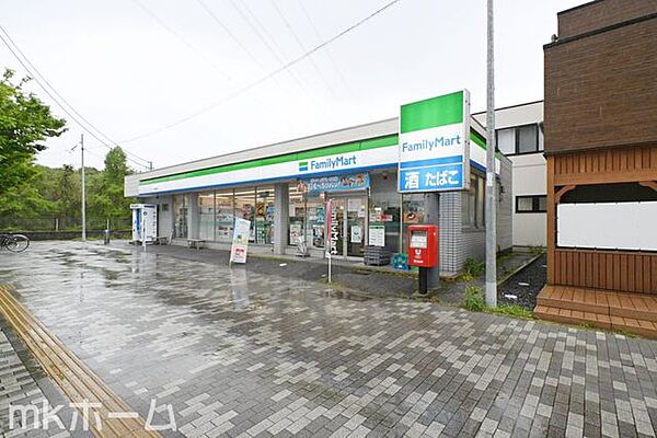 ファミリーマート小室駅前店 徒歩9分。 720m