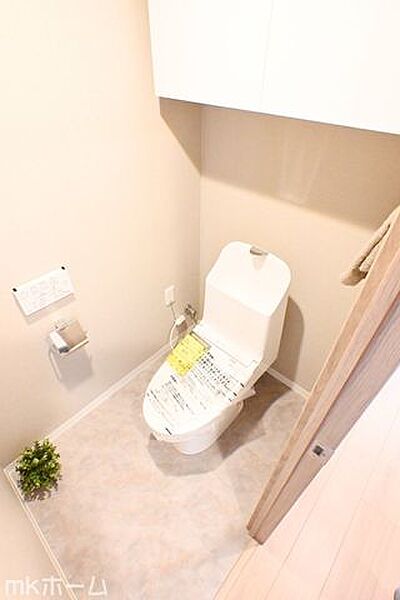 温水洗浄便座付きのトイレです！設備は新品に交換済みですので気持ちよくお住まい頂けます！