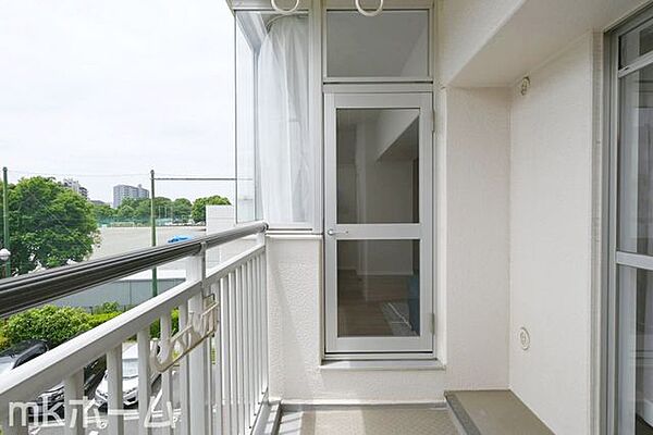 バルコニーは陽当たりとともに風通しも良く洗濯物もよく乾きます！