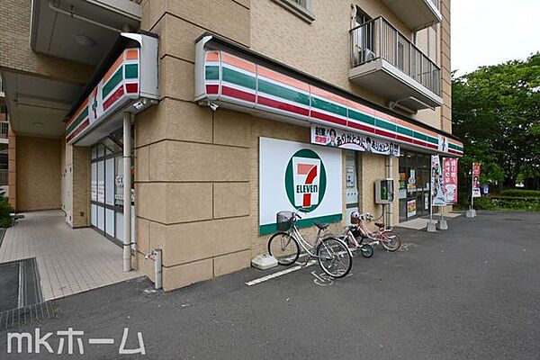セブンイレブン印西牧の原店 徒歩12分。 890m