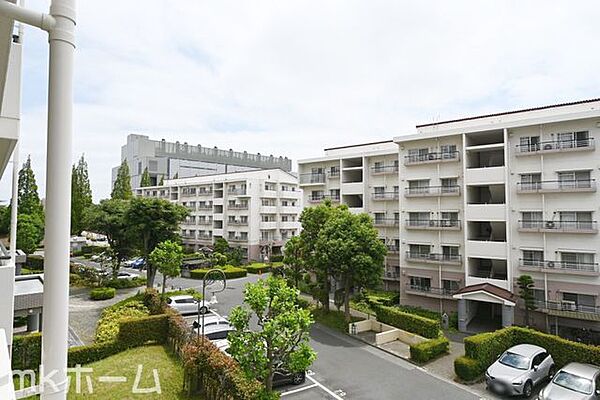 抜けるような眺望はマンションならではですね！3階のお部屋ですので陽当たりも良好です！