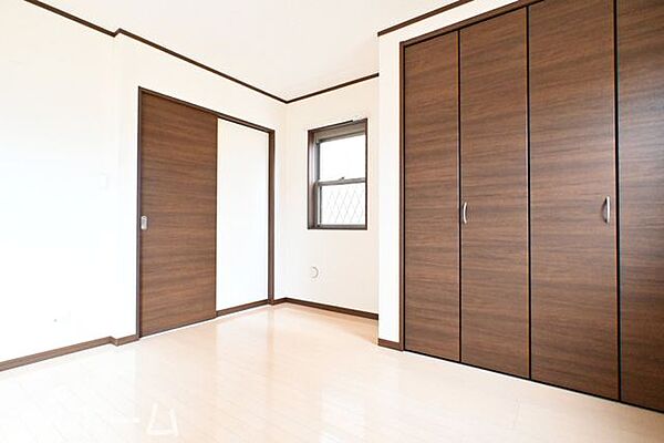 洋室には収納もしっかり完備されており、部屋を広々と利用することが可能なです！