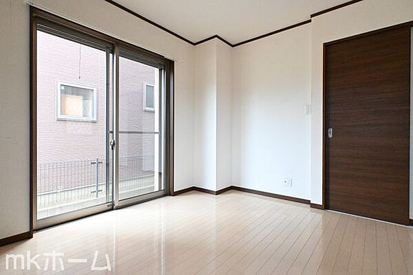 清潔感あるシンプルな洋室はクールでおしゃれな雰囲気を演出します！窓から優しい太陽の光が差し込みます！