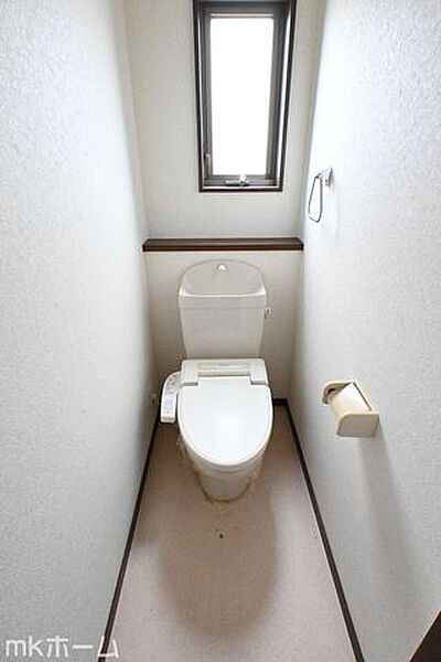 温水洗浄便座付きのトイレです！もちろん窓もあり換気もしっかり出来ます！