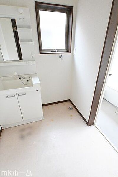 洗濯機置き場も広めのスペースを確保しております！是非、現地にてスペースを確認してみてください！