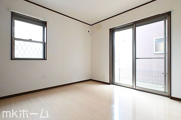シンプルな洋室はおしゃれで居心地の良い空間です！二面採光で柔らかい陽の光が差し込みます！