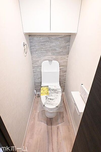 温水洗浄便座付きのトイレです！設備は新品に交換済みですので気持ちよくお住まい頂けます！