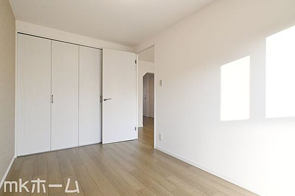 洋室には収納もしっかり完備されており、部屋を広々と利用することが可能なです！