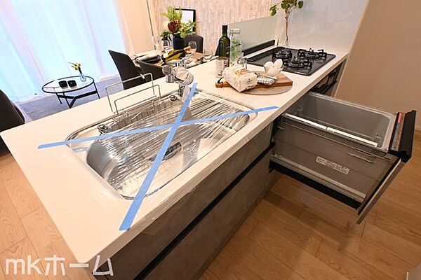食洗機付きのシステムキッチンは収納も豊富！散らかりがちなキッチンも大容量の収納でスッキリ片付きます！