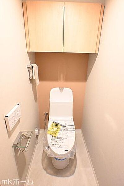 温水洗浄便座付きのトイレです！設備は新品に交換済みですので気持ちよくお住まい頂けます！