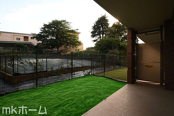 1階住戸ならではの大きな専用庭が魅力！天気が良い日にはバルコニーでティータイムなどもおススメです！