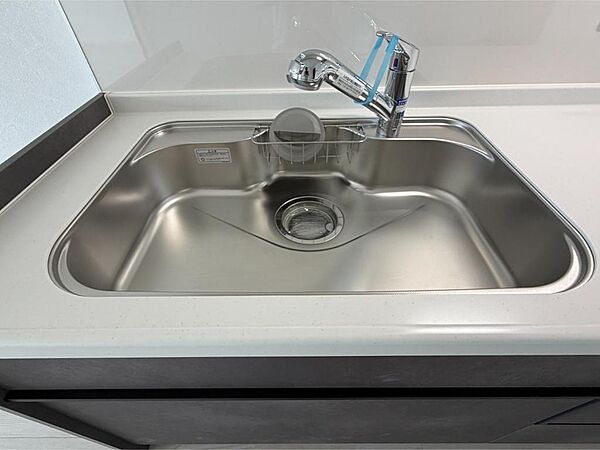 蛇口をひねるとすぐにきれいなお水が使える蛇口一体型浄水器を設置しました。