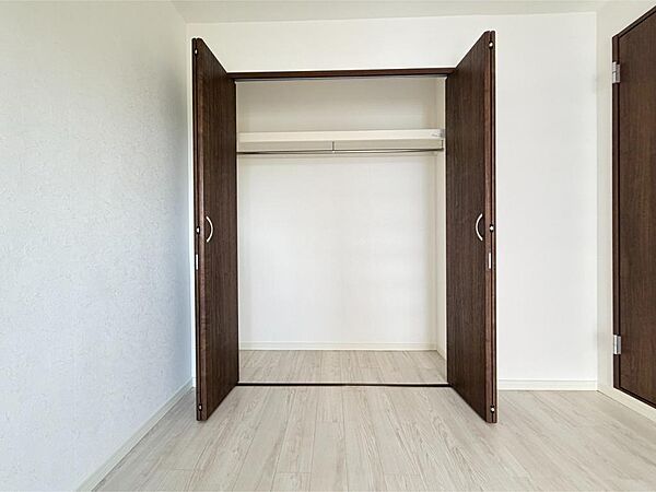 玄関側の洋室6帖。