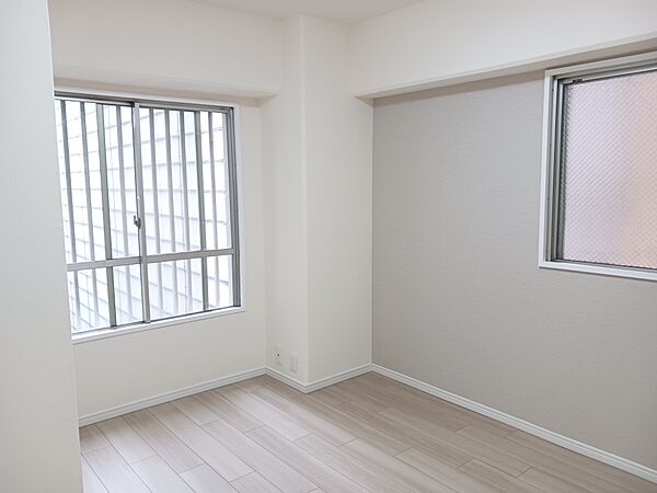 玄関側の洋室。