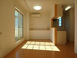 ラブリームーン 2階1LDKのリビング/ダイニング