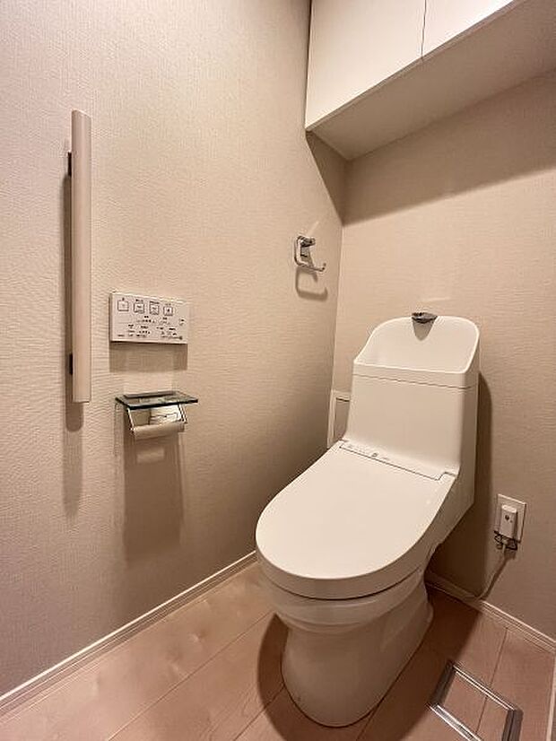機能性を備えた高性能トイレ。吊戸棚付きです♪