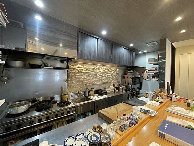 1階厨房は、お店をすぐに始めることが出来る星崎の設備採用！
