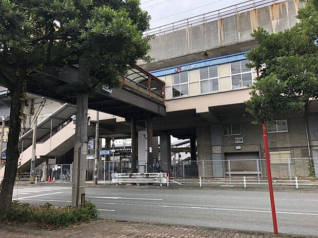 JR鹿児島本線「竹下」駅　1627m　徒歩約21分　博多駅まで乗車時間約3分で行くことができます。東口・西口共に西鉄バスが発着するので、通勤・通学にも便利な駅です。