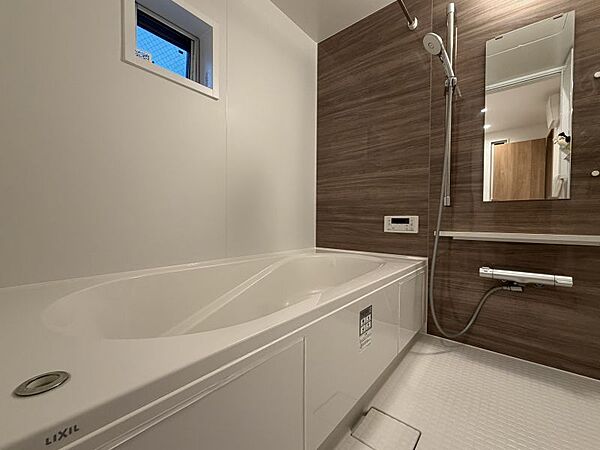 浴室乾燥機完備のバスルーム！雨の日でも洗濯物に困りません！