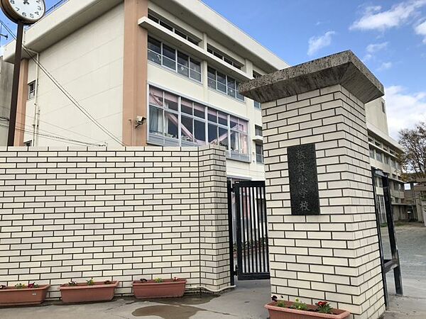 板付小学校まで　1200m　徒歩約15分●全校生徒を30グループに分け、1年生から6年生が協力して行う縦割り清掃を実施しています。