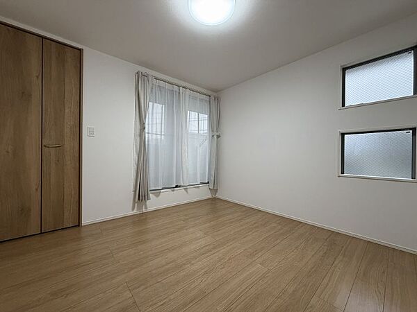 6.25帖の洋室です！バルコニーに面しており、日当たり風通し良好です！