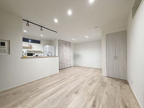 約18帖の広々リビング！家族と過ごす時間を大切にできるゆとりある住空間です♪