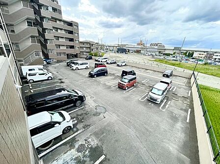 敷地内に平置き駐車場を完備しています!お車の出し入れがしやすいので、大変便利です!