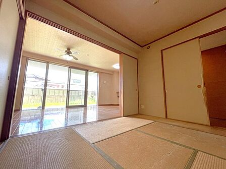 和室はリビングに隣接しているので、扉を開けると爽やかな風が入り込みます♪