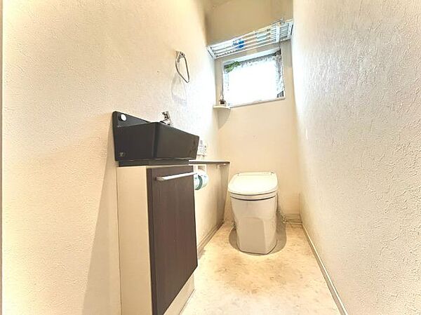 手洗い場付きのトイレです♪
