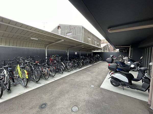 自転車・バイク置場は屋根付きで、綺麗に管理されております◎