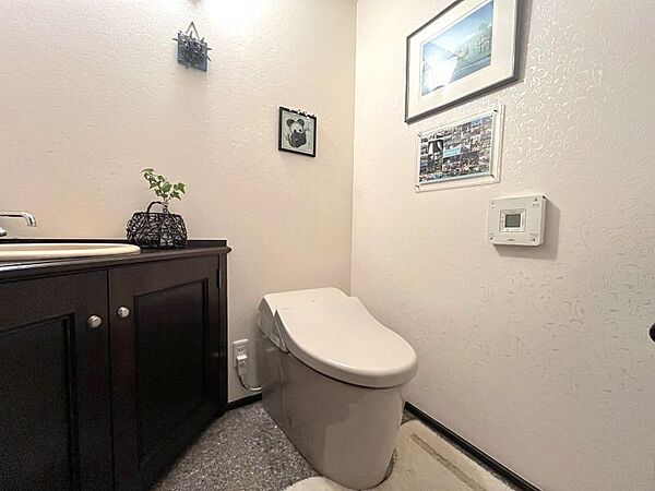 タンクレスでスッキリ掃除もしやすいトイレです！洗面ボウル完備も嬉しいですね♪
