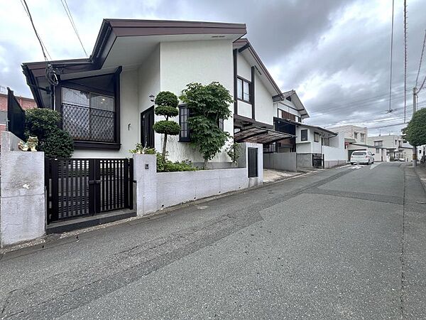 小学校が近く、低学年のお子様の通学も安心！子育てファミリーにも最適な立地です♪
